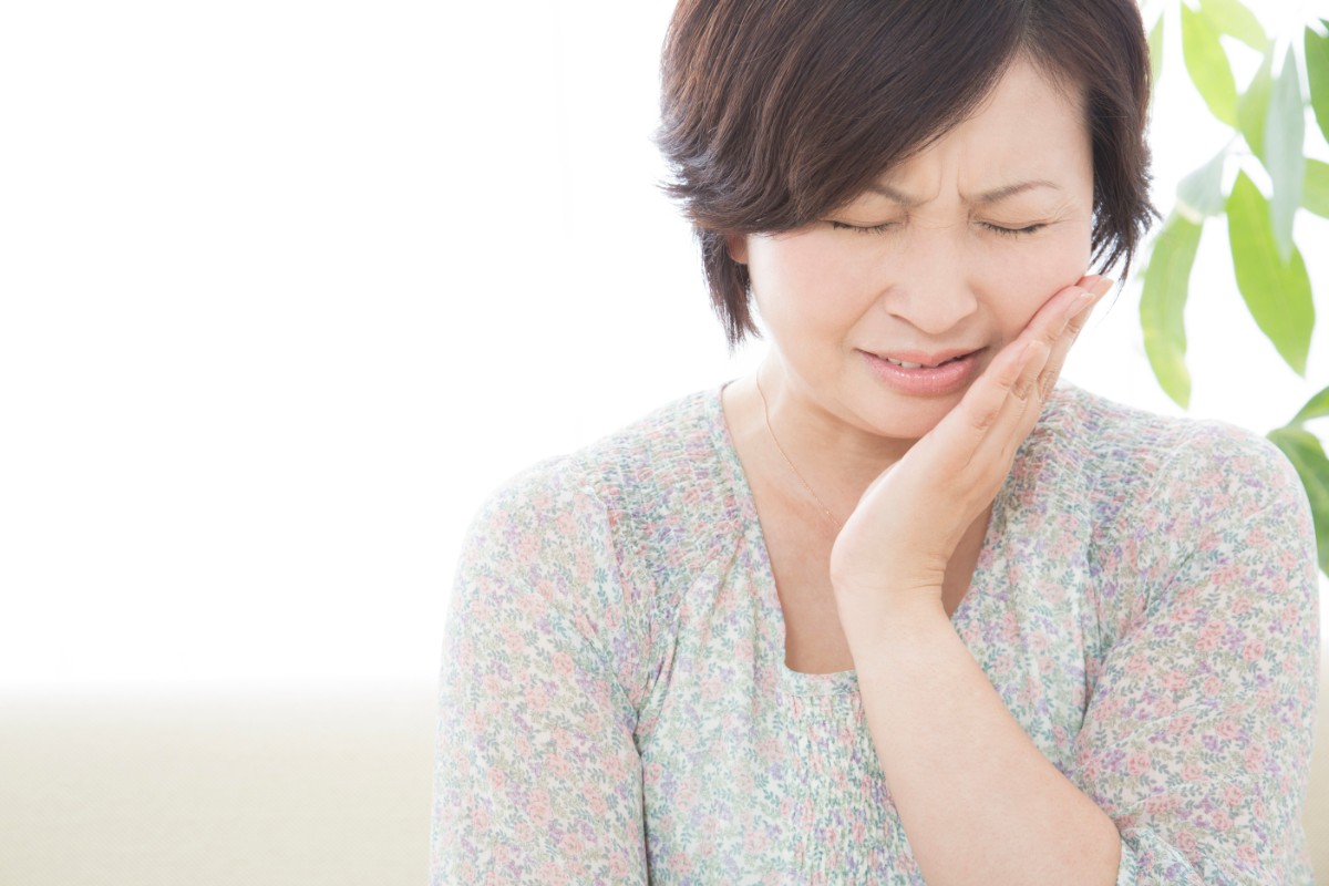 入れ歯が痛い女性