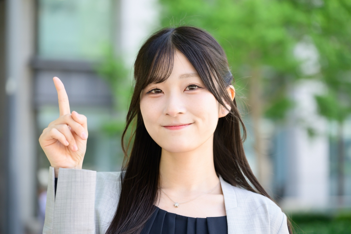 根管治療の回数を増やさないためのポイントを紹介する女性