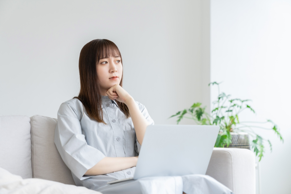 ホワイトニングができない歯とは何かを考えている女性