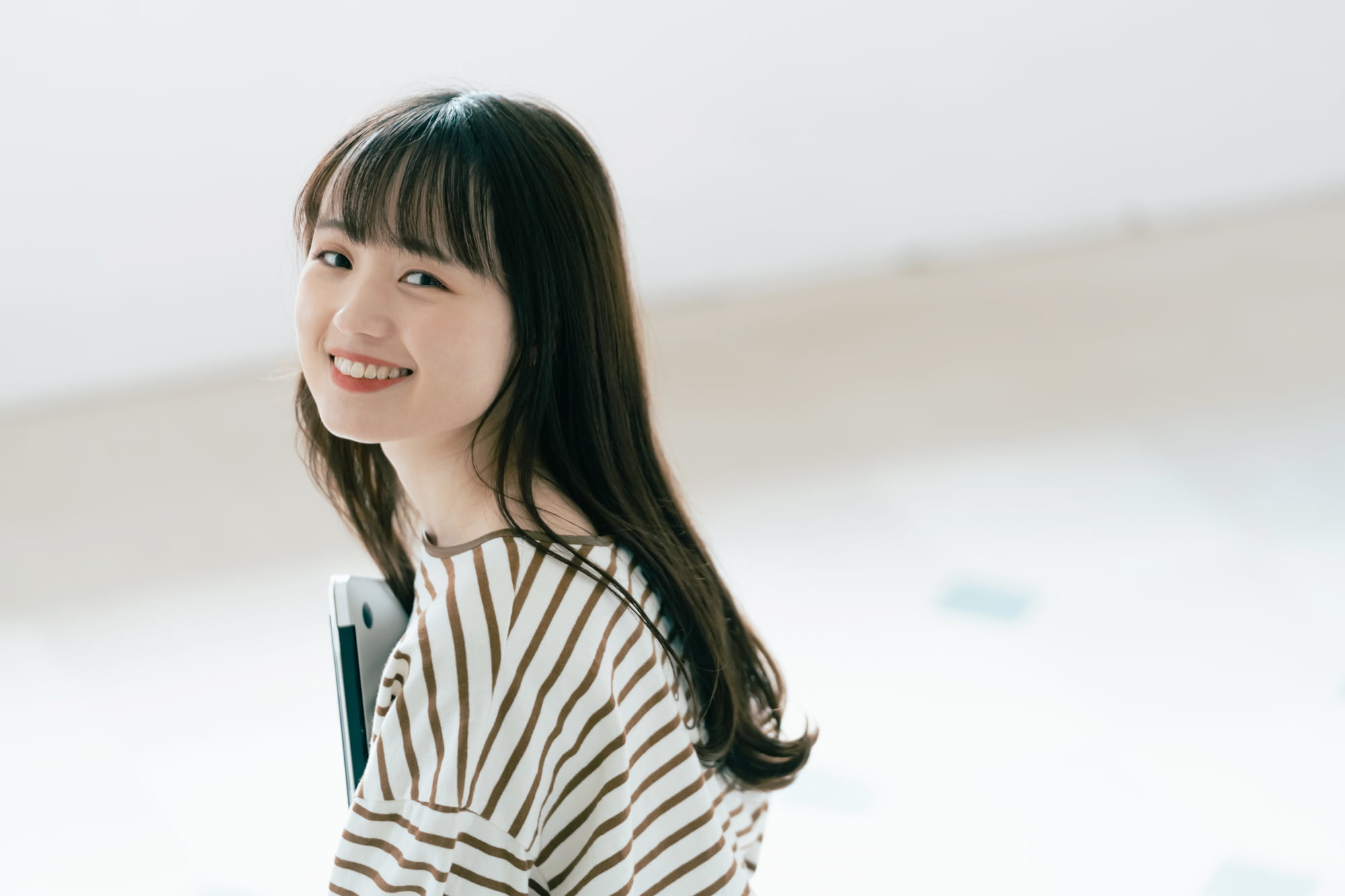 埋伏した親知らずの抜歯に満足して笑う女性