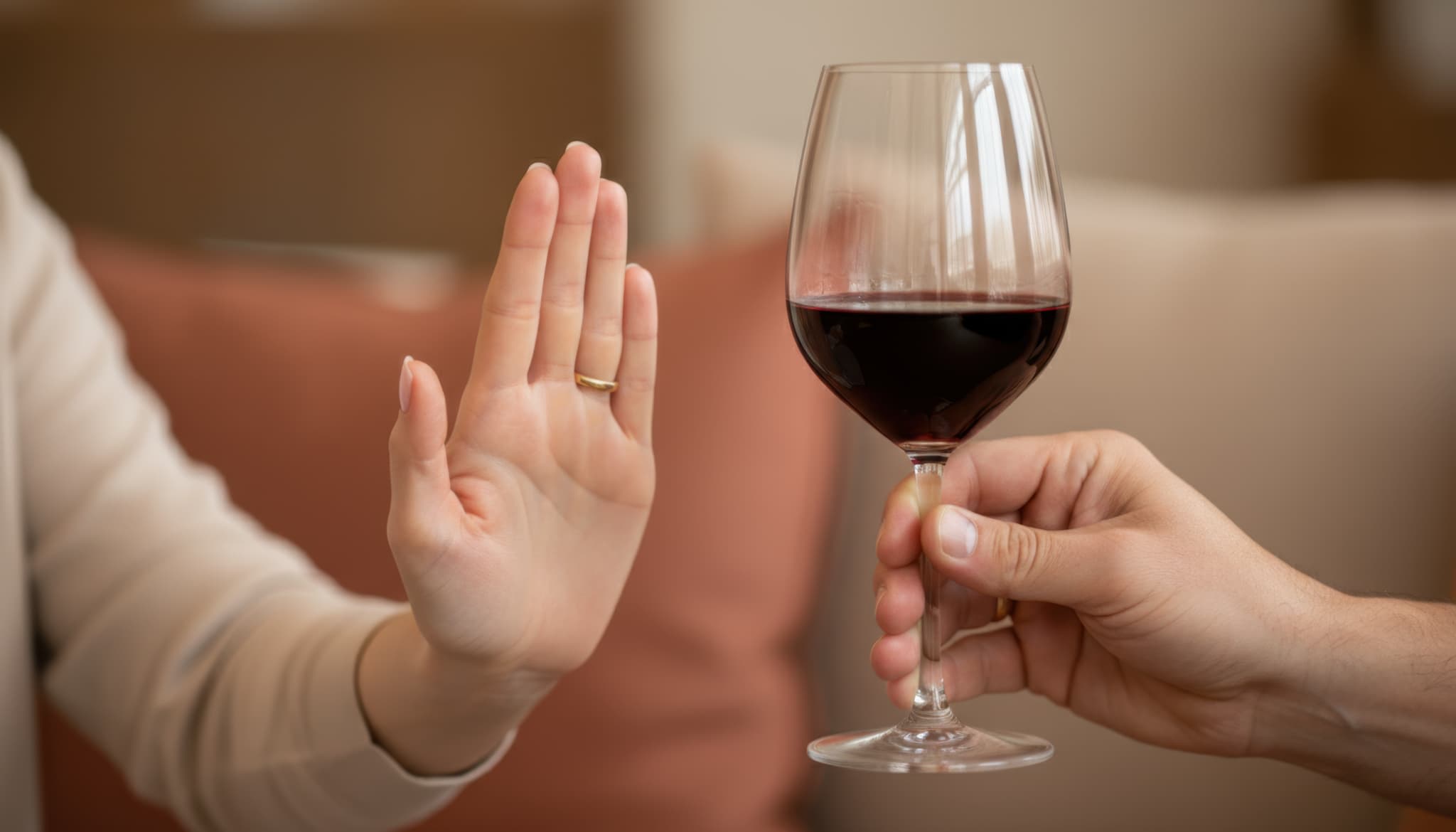 ホワイトニング効果を長持ちさせるために着色しやすいワインを控える様子
